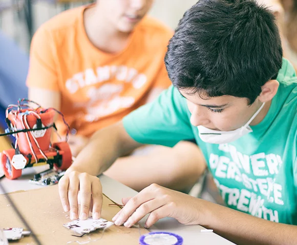 Participante creando un proyecto tecnológico en un campus de BQ para la UPM.